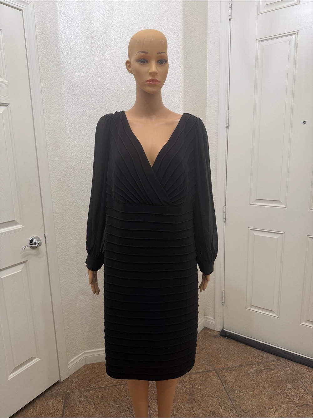 Adrianna Papell Elegant Size 16W Black Long Sheer Sleeve Slimming V-Neck Dress